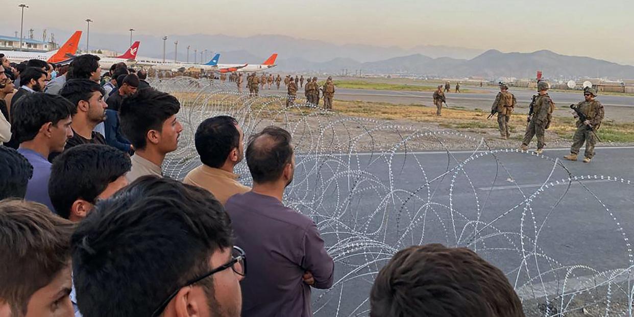 Crowds at kabul airport