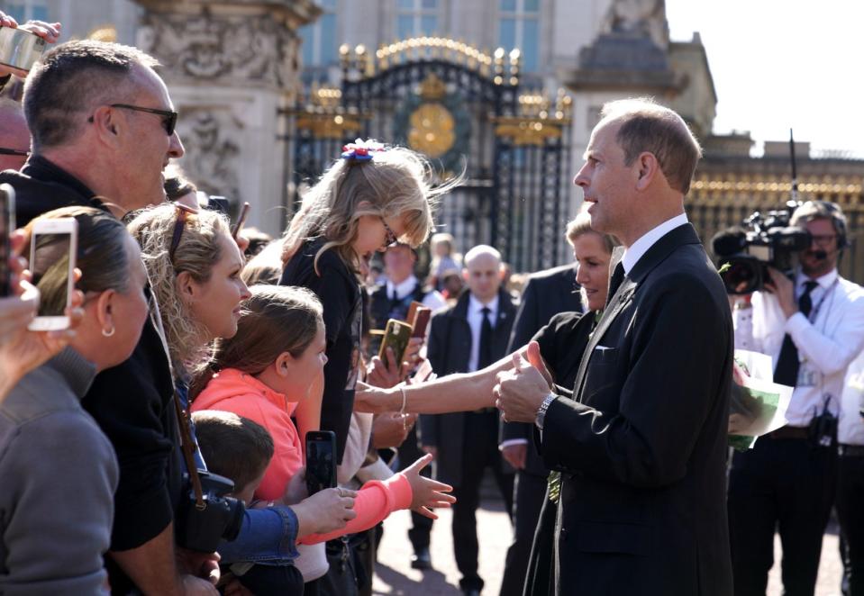 El príncipe Edward, conde de Wessex, se reúne con los simpatizantes fuera del Palacio de Buckingham (Getty Images)