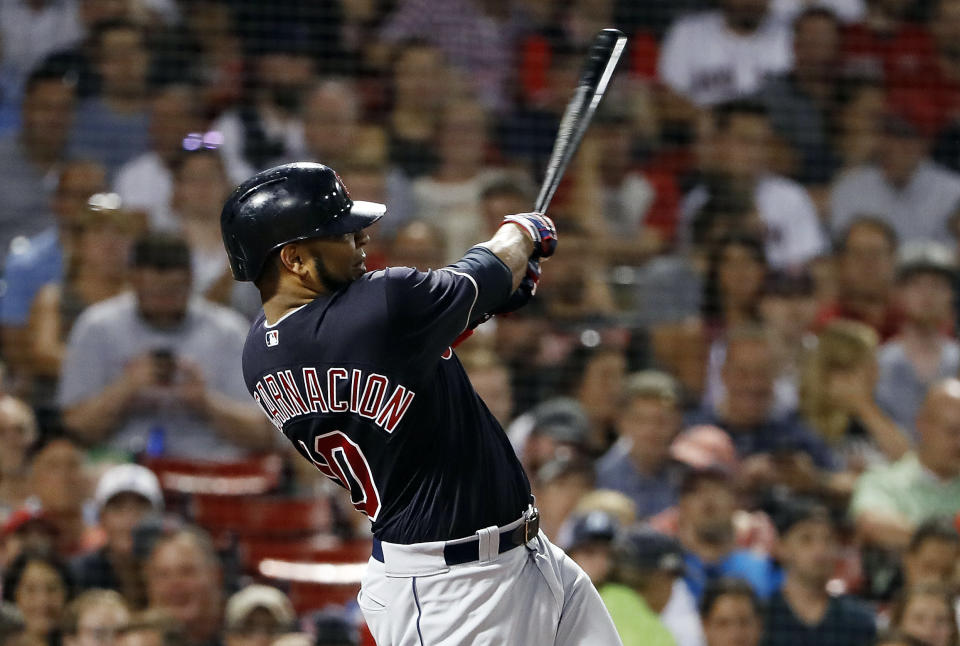 ARCHIVO - En esta foto de archivo del 22 de agosto de 2018, el dominicano Edwin Encarnación, de los Indios de Cleveland, conecta su segundo jonrón de dos carreras durante el juego ante los Medias Rojas de Boston (AP Foto/Winslow Townson, archivo)