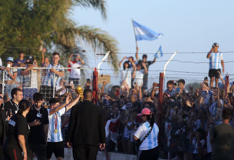 Una multitud ovacionó a Julián Álvarez en su pueblo, Calchín