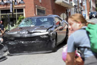 <p>Hier schiebt der Attentäter den demolierten Wagen zurück, nachdem er in eine Menschenmenge gerast war. Der Mann wurde später festgenommen. (Bild: dpa) </p>