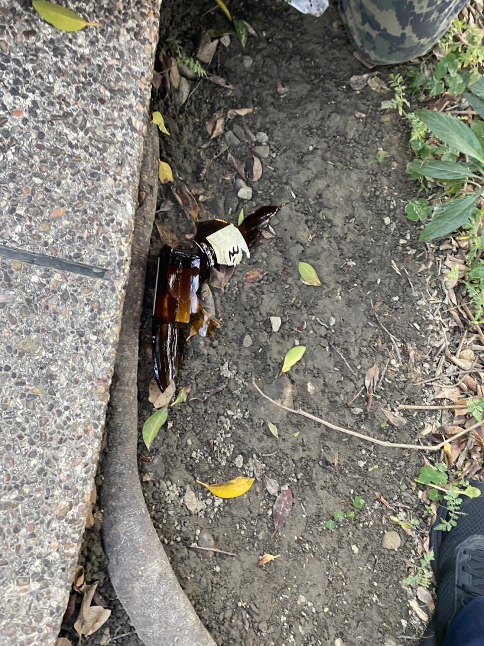 警方於附近花圃中找到作案用之破碎酒瓶。（記者徐煜勝翻攝）
