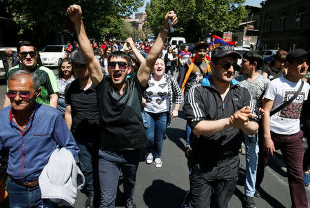 Opposition supporters take part in a procession while protesting against the ruling elite during a rally in Yerevan, Armenia April 26, 2018. REUTERS/Gleb Garanich