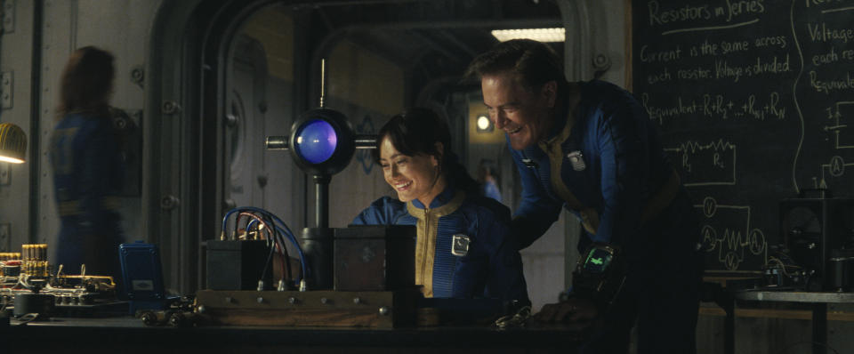 En esta imagen proporcionada por Prime Video, Ella Purnell, izquierda, y Kyle MacLachlan en una escena de "Fallout". (Prime Video via AP)