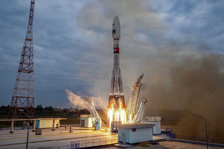 En esta imagen de un video distribuida por Roscosmos State Space Corporation, el cohete Soyuz-2.1b con el módulo lunar Luna-25 alza vuelo desde la plataforma en el cosmódromo de Vostochny