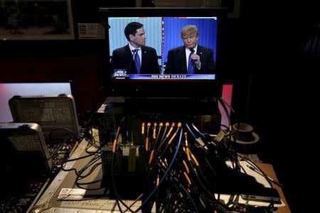 Republican U.S. presidential candidates Marco Rubio (L) and Donald Trump are seen on a television monitor at the media center of the Republican presidential debate site in Detroit, Michigan, March 3, 2016. REUTERS/Carlos Barria - RTS97N4