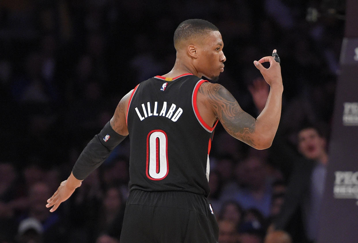 El base de los Trail Blazers de Portland Damian Lillard gesticula durante la segunda parte del partido de la NBA contra los Lakers de Los Angeles, el 11 de junio de 2015, en Los Angeles. (Foto AP/Mark J. Terrill)