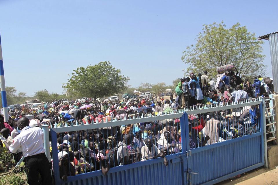 Civilians arrive for shelter at the United Nations Mission in the Republic of South Sudan (UNMISS) compound in Bor, South Sudan in this December 18, 2013 picture provided by the UNMISS. South Sudan's army said it had lost control of the flashpoint town of Bor on Wednesday, its first acknowledged reversal in three days of clashes between rival groups of soldiers that have triggered warnings of a slide into civil war. Picture taken on December 18. REUTERS/UNMISS/Handout via Reuters (SOUTH SUDAN - Tags: CIVIL UNREST POLITICS) ATTENTION EDITORS - THIS IMAGE WAS PROVIDED BY A THIRD PARTY. FOR EDITORIAL USE ONLY. NOT FOR SALE FOR MARKETING OR ADVERTISING CAMPAIGNS. THIS PICTURE IS DISTRIBUTED EXACTLY AS RECEIVED BY REUTERS, AS A SERVICE TO CLIENTS. NO SALES. NO ARCHIVES