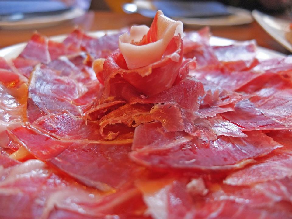 <p>Sí, el jamón ibérico, además de ser un auténtico manjar, no tiene colesterol. De hecho, se considera tan saludable como el aceite de oliva. (Foto: <a rel="nofollow noopener" href="http://pixabay.com" target="_blank" data-ylk="slk:Pixabay;elm:context_link;itc:0;sec:content-canvas" class="link ">Pixabay</a>). </p>