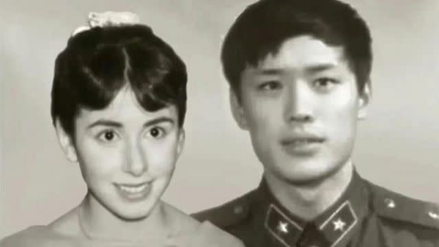 有中國網友惡搞胡錫進年輕時參軍的照片，將其與裴洛西年輕時候的照片P圖在一起。   圖：翻攝微博