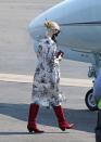 <p>Captamos a la talentosa actriz en el aeropuerto ataviada con este vestido estampado, que complementó con botas rojas. </p>