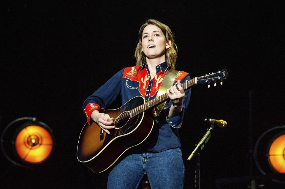 ARCHIVO – En esta fotografía de archivo del 25 de octubre de 2019 Brandi Carlile durante su presentación en el Voodoo Music Experience en Nueva Orleáns. Carlile encabeza las nominaciones para los Americana Honors and Awards con siete menciones incluyendo artista del año como solista y artista del año para dúo o grupo por su trabajo con The Highwomen, con Maren Morris, Amanda Shires y Natalie Hemby. (Foto Amy Harris/Invision/AP)