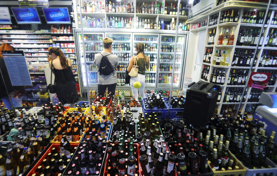 Tourists buy drinks at a store on Schoenhauser Allee street in Berlin, Germany. Photo: Hannibal Hanschke/Reuters