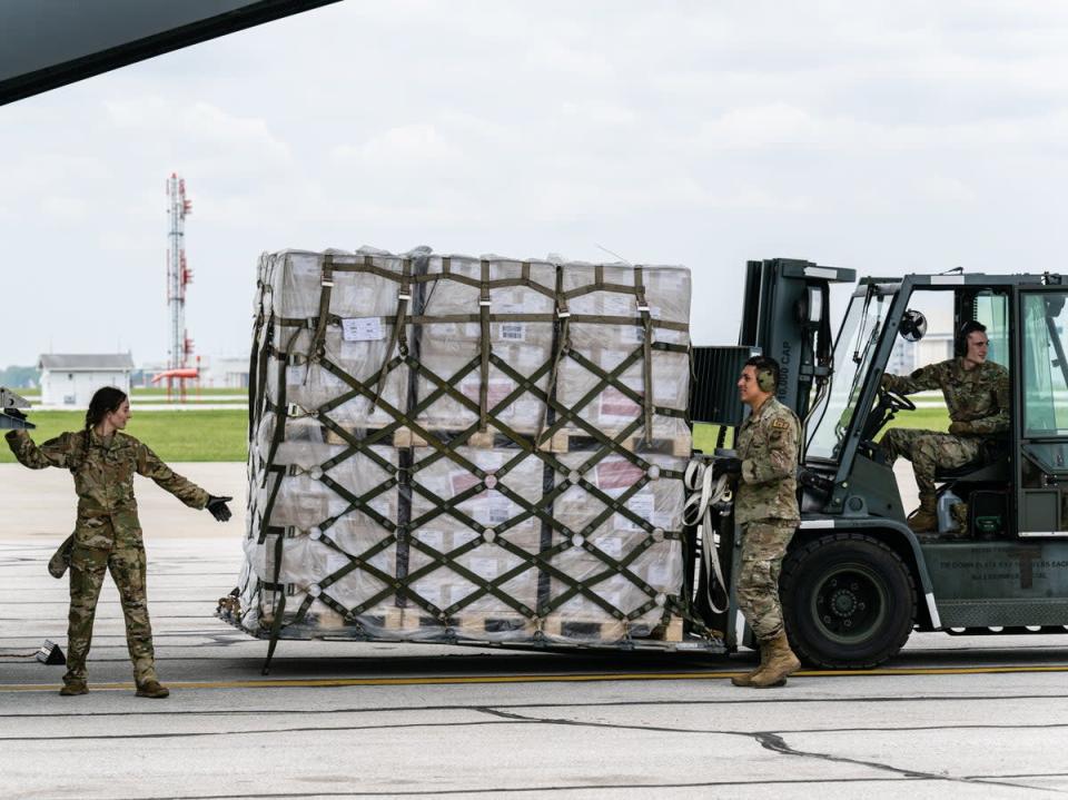 Aviadores descargan tarimas de la bahía de carga de un C-17 de la Fuerza Aérea de EE.UU. que transporta 78.000 libras (más de 35 toneladas) de leche de fórmula Nestle Health Science Alfamino Infant y Alfamino Junior desde Europa en el aeropuerto de Indianápolis el 22 de mayo de 2022 en Indianápolis, Indiana (Getty Images)