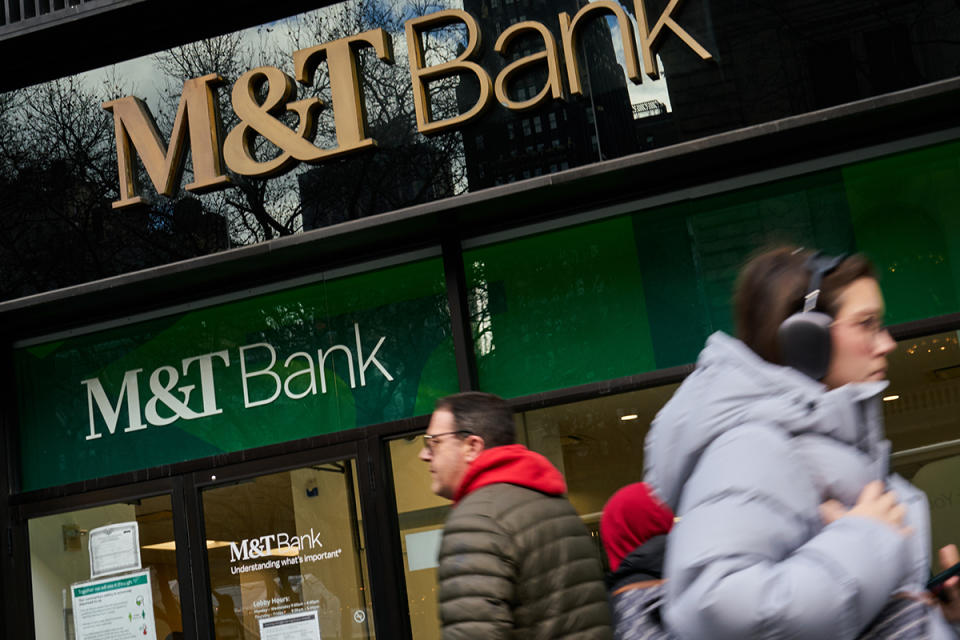 M&T Banka是其中一家被標普下調評級的地區性銀行。（Bing Guan/Bloomberg via Getty Images）