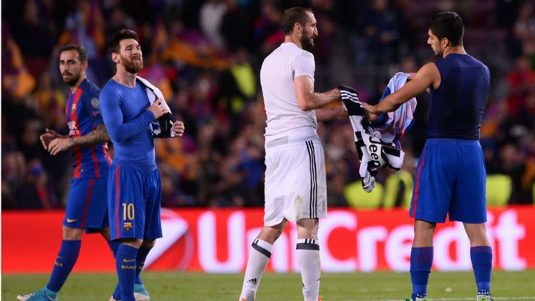 Chiellini y Suárez cambian casacas; observa Messi