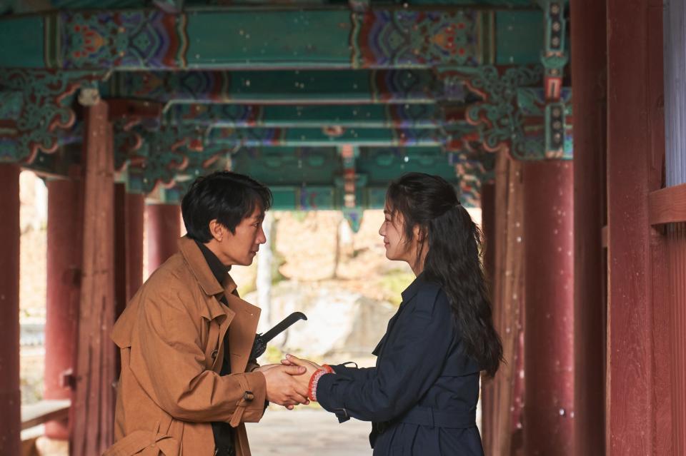 Hae-jun (Park Hae-il, left) tries to conceal his feelings for Seo-rae (Tang Wei) as he investigates her for murder.