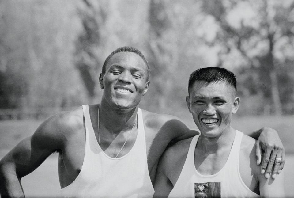 Los atletas olímpicos, el estadounidense Rafer Johnson y el taiwanés Yang Chuan-Kwang (1933-2007) (también conocido como CK Yang) posan juntos en los Juegos Olímpicos, Roma, Italia, septiembre 1960. Además de ser compañeros de clase en la Universidad de California, Los Ángeles (UCLA), ambos ganaron medallas en el decatlón; Johnson, el oro y Yang, la plata. (Foto de Mark Kauffman/The LIFE Picture Collection a través de Getty Images)