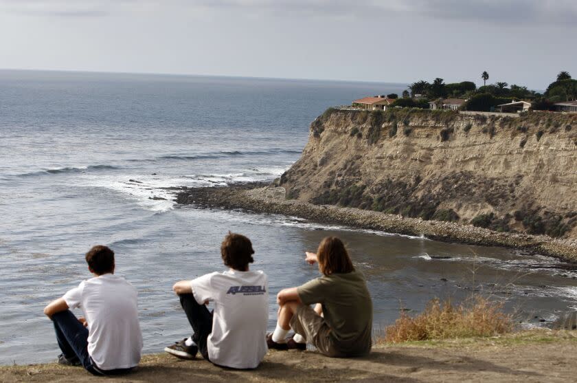 Schaben, Allen J. –– – PALOS VERDES ESTATES, CA: OCTOBER 19, 2009: From left: Andre Anorga, Charlie May, and Derek Forster, all of Palos Verdes, view Rocky Point, Lunada Bay in Palos Verdes Estates, from the bluff top. Environmental groups are challenging the right to fish in the waters off Rocky Point. (Allen J. Schaben / Los Angeles Times)