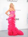 Emportée par un tourbillon de tulle et de dentelle rose shocking, Victoria Silvstedt a atterri sur le tapis rouge du gala de l’amfAR. Une tenue très Barbie pour la présentatrice suédoise qui vit désormais sur la Côte-d'Azur.