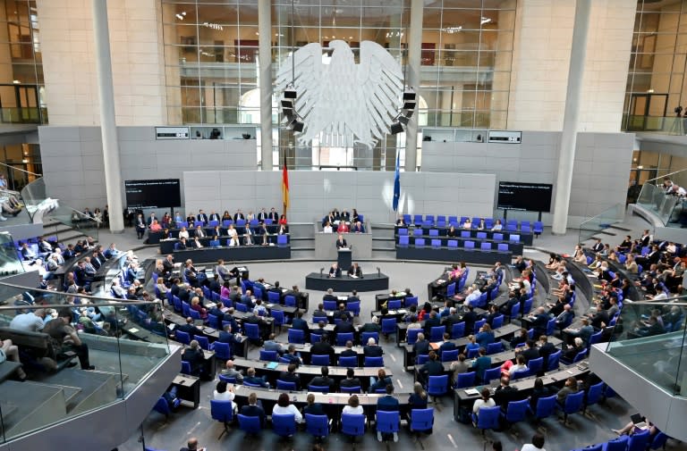 Die Ampel-Parteien im Bundestag wollen die Strafen für die Beleidigung von Abgeordneten und Störungen während Plenar- oder Ausschusssitzungen verschärfen. Bußgelder soll es künftig automatisch nach drei Ordnungsrufen geben, die Höhe wird auf 2000 Euro verdoppelt. (RALF HIRSCHBERGER)