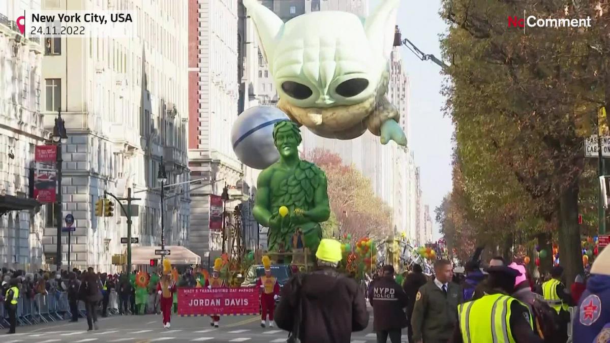 WATCH Macy’s Thanksgiving Day Parade hits the streets of New York [Video]