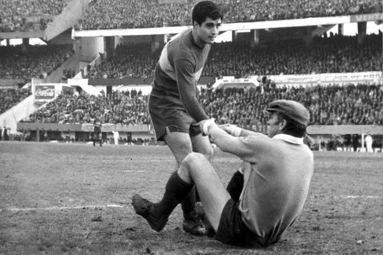 Ángel Clemente Rojas y Amadeo Carrizo, protagonistas de una tarde en donde el fútbol le dio paso a la tragedia