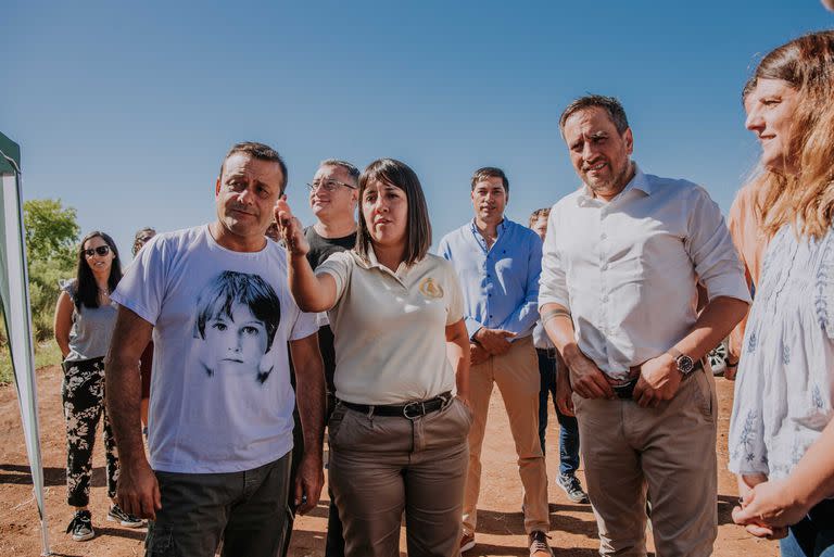 El gobernador de Misiones, Oscar Herrera Ahuad; el ministro de Ecología provincial, Víctor Kreimer (atrás); la intendente del nuevo parque, María Gimena Martínez; el ministro Juan Cabandié y Gabriela Jauri, vicepresidenta de Parques Nacionales