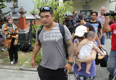 Michael Chan (C), brother of Australian death row prisoner Andrew Chan, leaves Kerobokan Prison with a member of his family after visiting his brother in Denpasar, on the Indonesian island of Bali February 17, 2015. REUTERS/Zul Edoardo