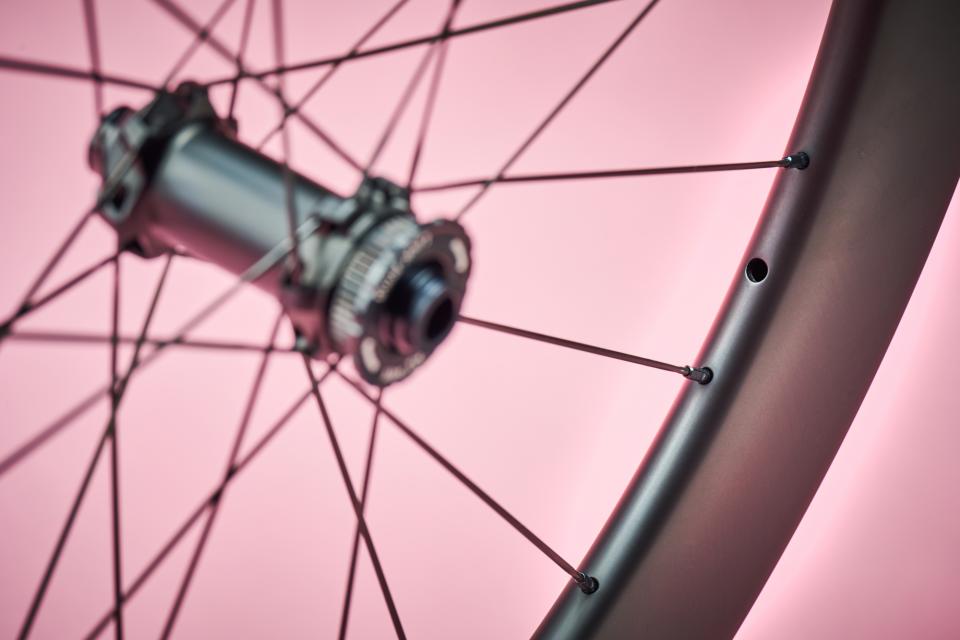 Detail of the rim depth of a Parcours Chrono aero road wheel