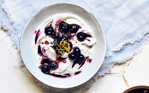 Hot cinnamon blueberries and yogurt recipe  - Luke albert