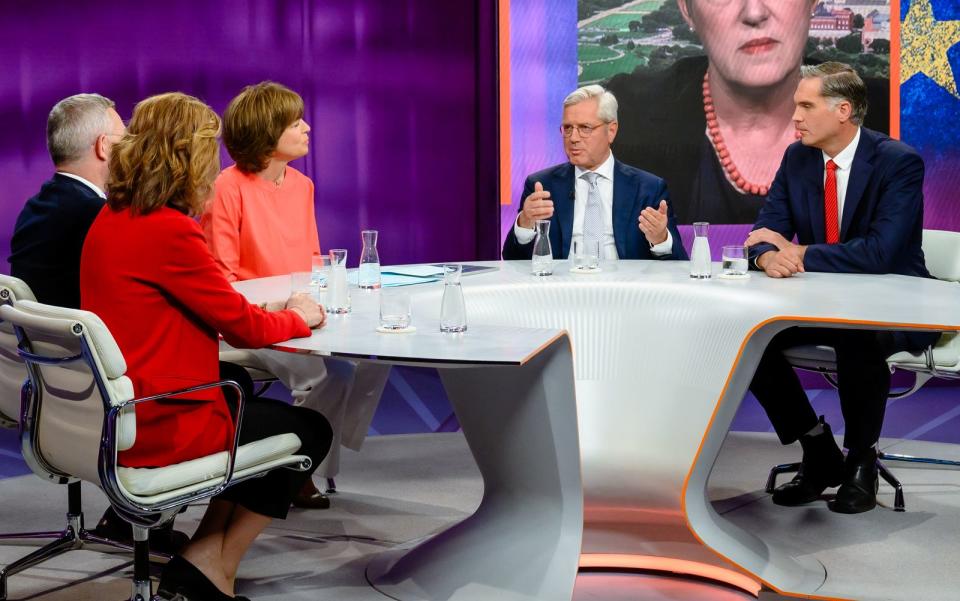 Maybrit Illner sprach mit ihren Gästen Daniela Schwarzer, Michael Roth, Norbert Röttgen und Fred Pleitgen über das Erstarken rechtspopulistischer Kräfte in der Weltpolitik. (Bild: ZDF/Svea Pietschmann)