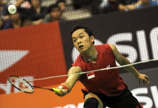 Taufik Hidayat of Indonesia reaches for a return shot against Daren Liew of Malaysia in the round one men's single during Singapore Open badminton tournament on June 15. Hidayat angrily lashed media for giving him a "bad name" after he missed a news conference, while Chinese legend Lin Dan offered a grovelling apology