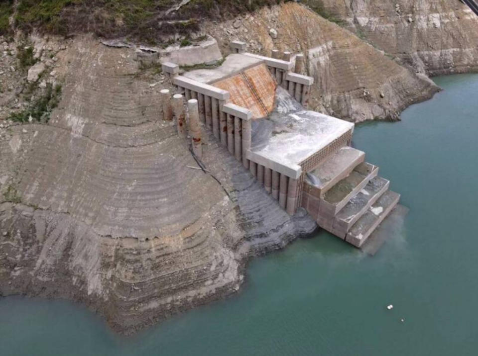 隨著曾文水庫水位下降，一座宛若希臘神殿的建築現身在鏡頭前。(圖／南水局提供)