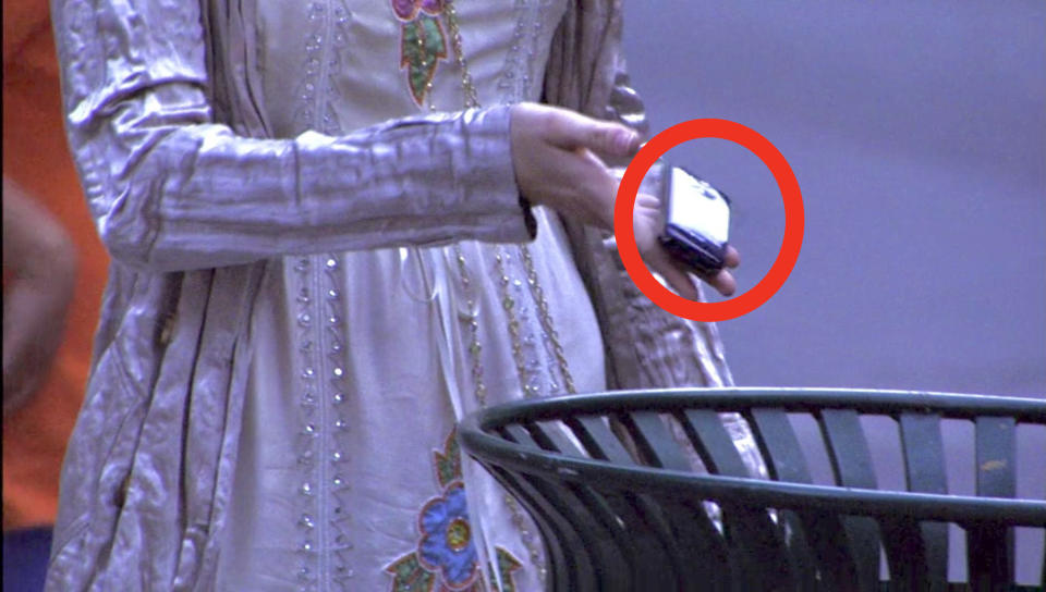 Serena throwing cell phone in the trash on "Gossip Girl"