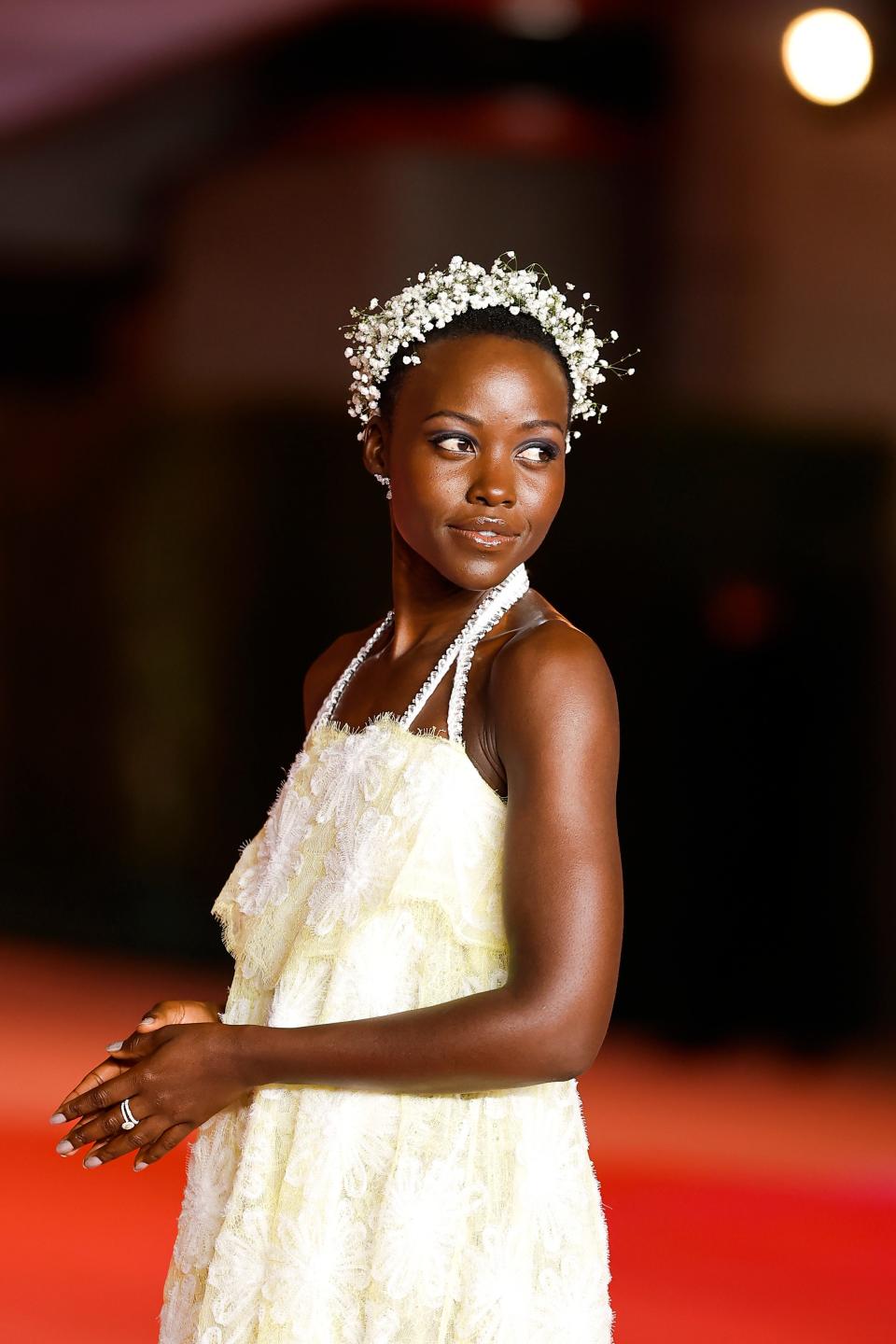 <h1 class="title">Lupita Nyong'o Baby Breath Flower Crown </h1><cite class="credit">Getty Images</cite>