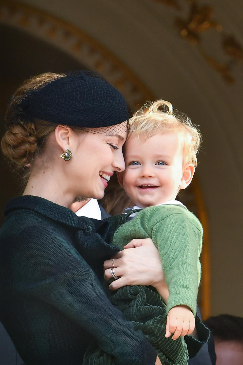 Así de cariñosa se mostró la consorte monegasca con su hijo pequeño, que estaba de lo más sonriente el día de la Fiesta Nacional. (Foto: Stephane Cardinale / Getty Images)