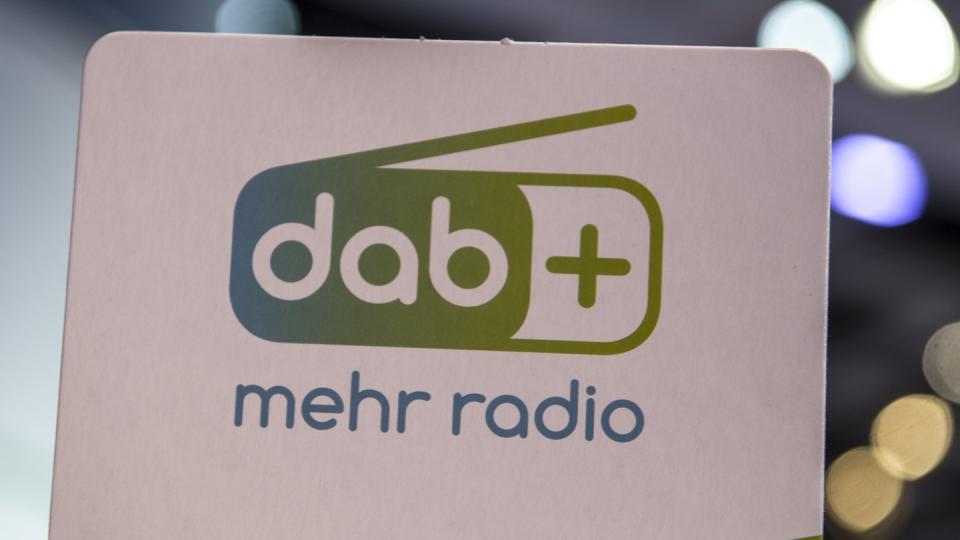 Eine Veränderung der Toleranz bei Signalfehlern in der Radiosoftware hat zur Folge, dass Digitalradios mit DAB+ trotz Signal häufig stumm schalten. Foto: Paul Zinken