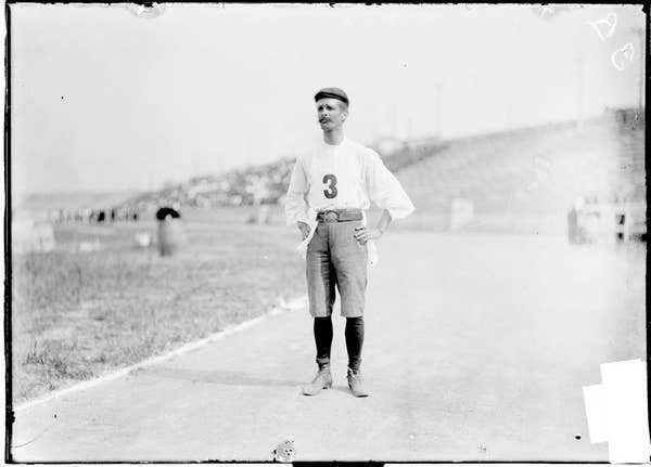 1904年的奧林匹克馬拉松賽是「有史以來最詭異的比賽之一」。（圖／翻攝自《BuzzFeed》）