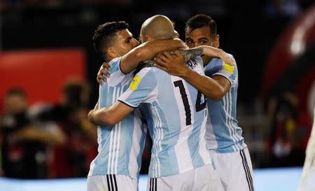 Foto del jueves de los futbolistas de Argentina celebrando el gol de Lionel Messi ante Chile. 23/3/17. La selección argentina de fútbol derrotó el jueves 1-0 a Chile en un partido friccionado y de un llamativo bajo nivel técnico que le permitió al conjunto "albiceleste" quedar tercero en la eliminatoria sudamericana para el Mundial 2018. REUTERS/Martin Acosta