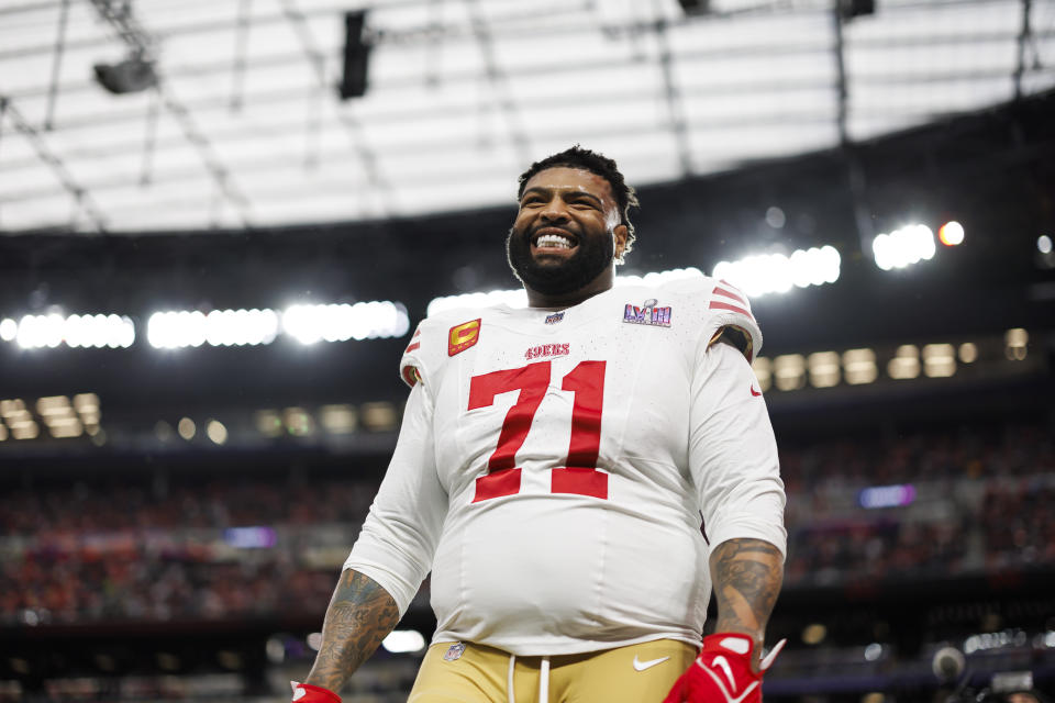 LAS VEGAS, NEVADA - 11 FEBRUARI: Trent Williams #71 dari San Francisco 49ers terlihat selama pemanasan sebelum pertandingan Super Bowl LVIII melawan Kansas City Chiefs di Allegiant Stadium pada 11 Februari 2024 di Las Vegas, Nevada. (Foto oleh Ryan Kang/Getty Images)