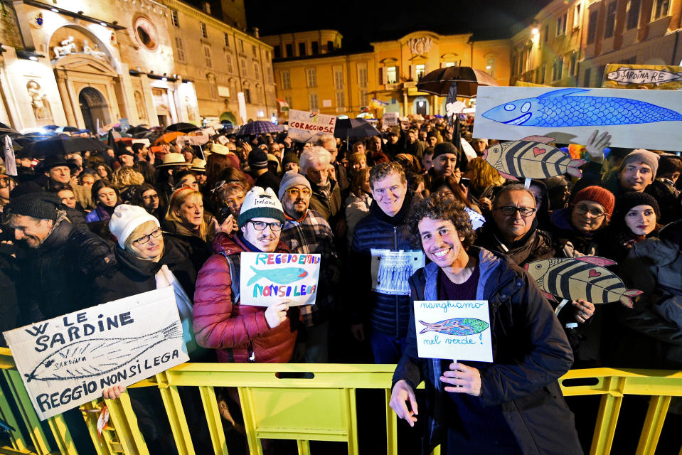 Mattia Santori, leader delle Sardine, e i sostenitori del movimento in piazza a Reggio  Emilia (REUTERS/Guglielmo Mangiapane)