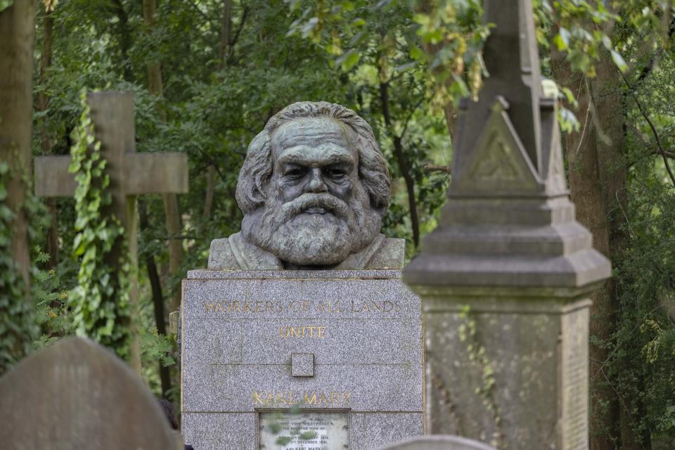 La imagen del cementerio Highgate de Londres, tomada el 16 de julio de 2023, muestra la tumba de Karl Marx. (Foto de Rasid Necati Aslim/Agencia Anadolu vía Getty Images)