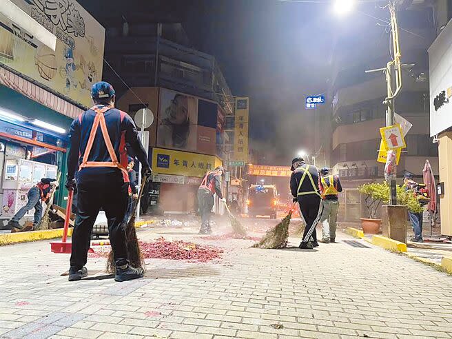 每年彰化市公所清潔隊的無名英雄們默默付出，讓彰化市區在大甲媽祖遶境過後恢復乾淨。（本報資料照片）