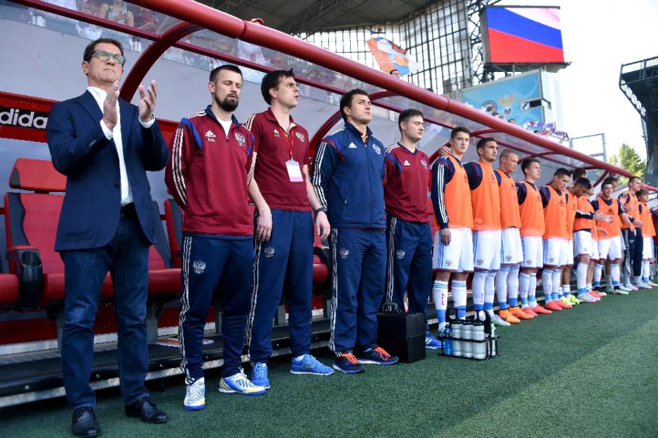 Fabio Capello (left) lines up with the Russian squad (AFP Photo/Kirill Kudryavtsev)