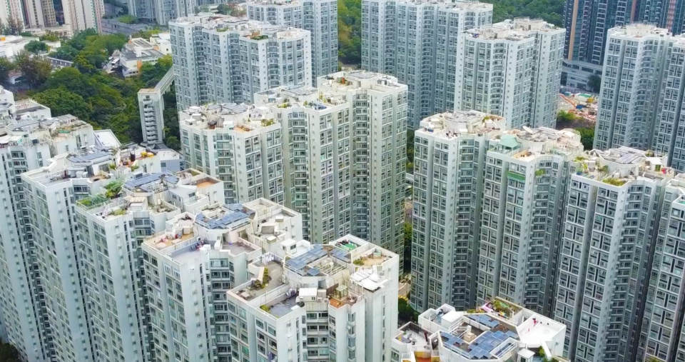 麗港城位於藍田與觀塘之間，沿著觀塘仔灣海傍及茶果嶺山而建，自成一國。