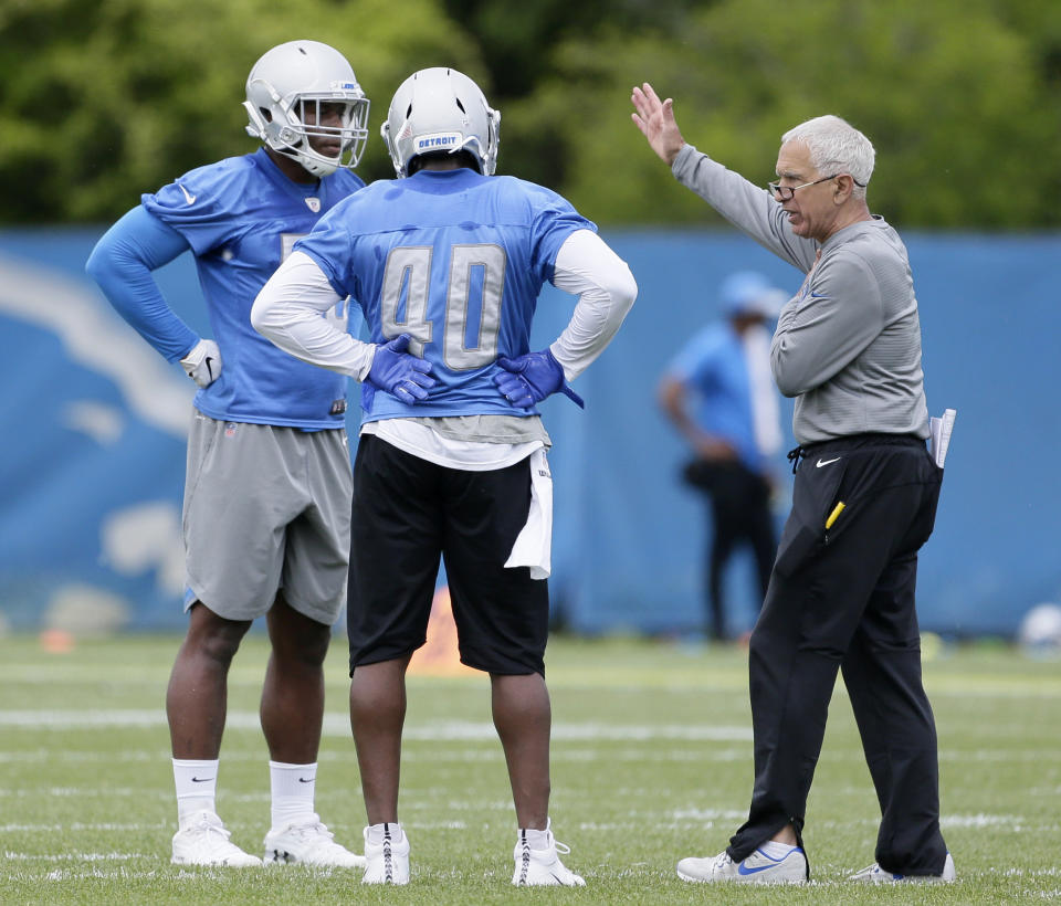 Detroit Lions defensive coordinator Paul Pasqualoni, right, works with linebacker Tre Lamar, left, and middle linebacker Jarrad Davis (40) during NFL football training camp Tuesday, June 4, 2019, in Allen Park, Mich. (AP Photo/Duane Burleson)