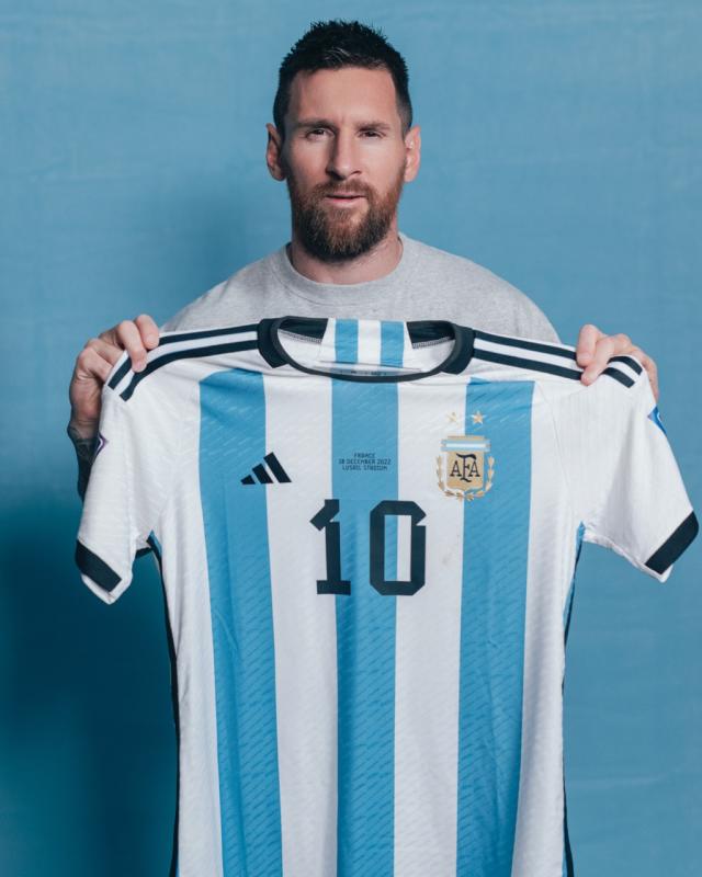 Las camisetas que Messi lució en Qatar 2022, a subasta a precio estimado de  10 millones