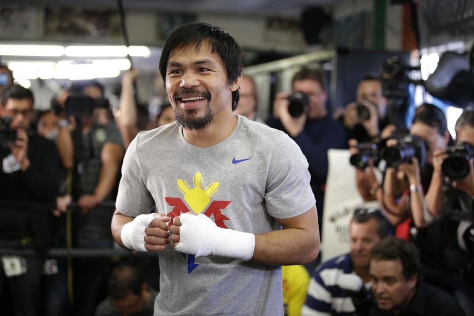 El filipino Manny Pacquiao sonríe durante su entrenamiento el miércoles 15 de abril de 2015, en Los Angeles. Pacquiao tratará de montar un espectáculo al enfrentar a Floyd Mayweather Jr. en poco más de dos semanas. (Foto AP/Jae C. Hong)