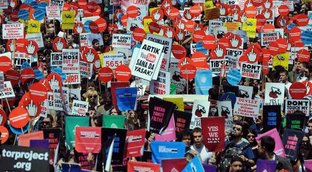 Thousands of Turks march to protest against the Internet bans and filtering regulations in Istanbul, Turkey, Sunday, May 15, 2011. Photo: AP